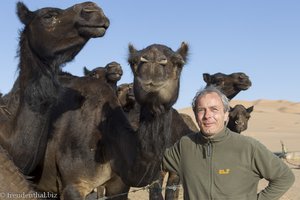 Lars bei den schwarzen Kamelen der Jebali-Hirten im Oman