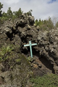 Ein Kreuz im Lavafluss des des Vulkans San Martín