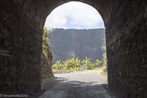 Es ist eng in den Tunneln der Passstraße von Cilaos