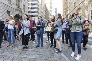 Touristenmengen beim Charging Bull in New York