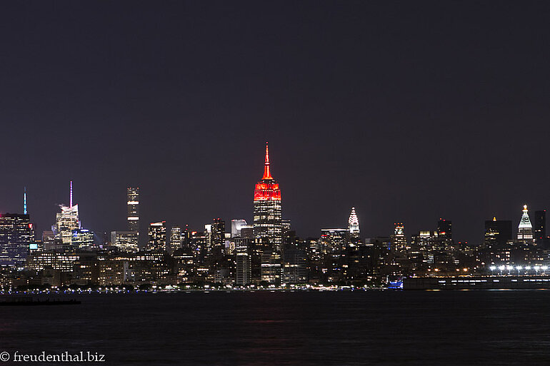 nächtliche Skyline von Manhattan von Jersey City aus