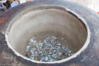 großer Geldtopf im Manuha Tempel von Bagan