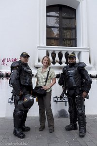 Anne und die kolumbianischen Polizisten in Popayán