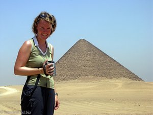 Annette vor der Roten Pyramide