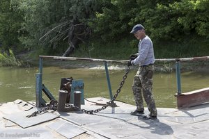 Handarbeit auf der Fähre über den Dnister nach Tiraspol