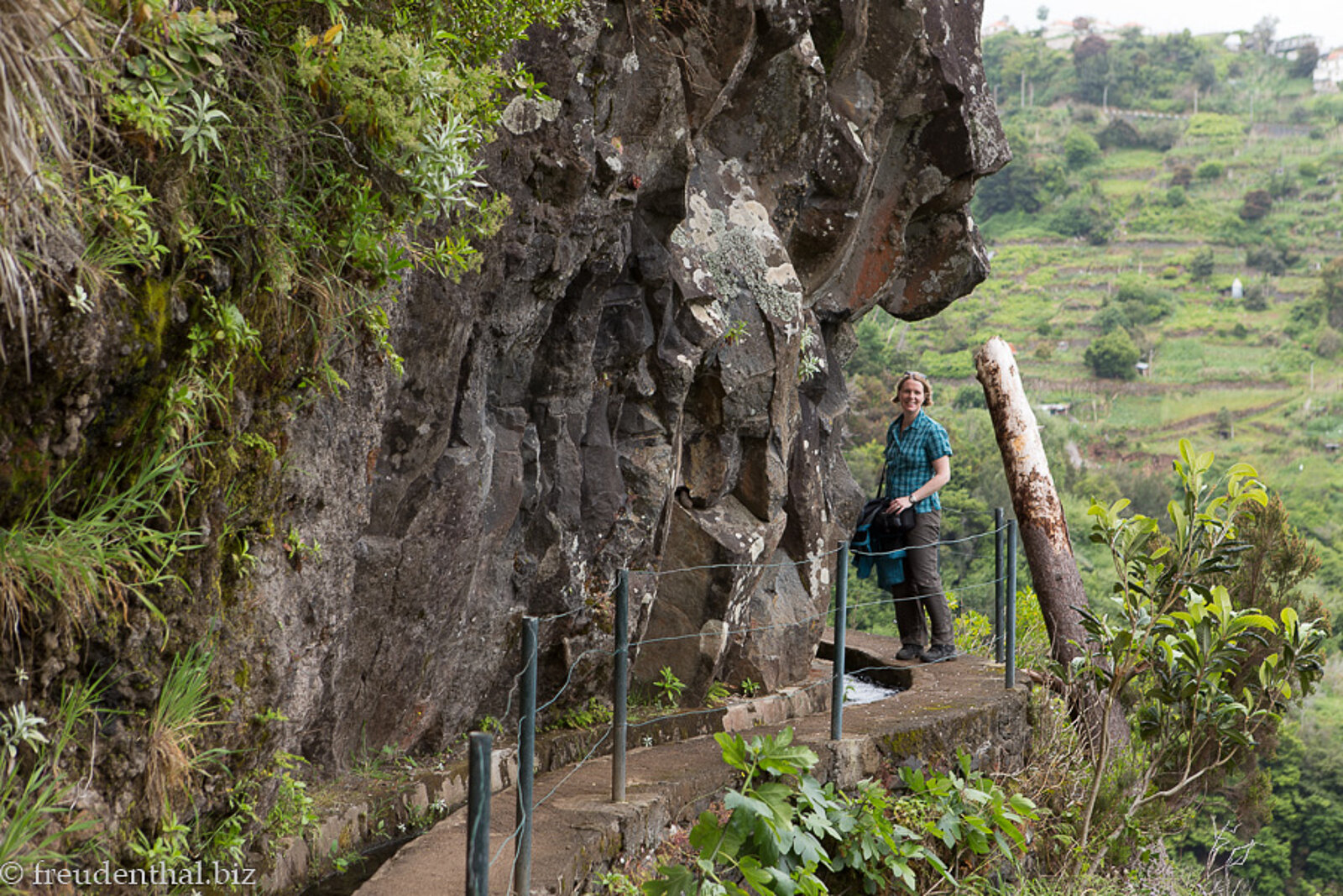 Wanderin an der Levada do Castelejo auf der Insel Madeira