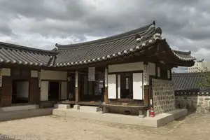 Traditioneller Sarangbang im Namsangol Hanok Village