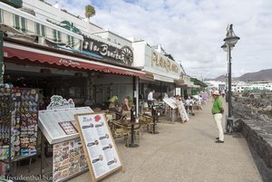 Uferpromenade mit Restaurants in Playa Blanca