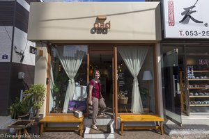 Anne beim Café oad in der Bongsan Culture Street