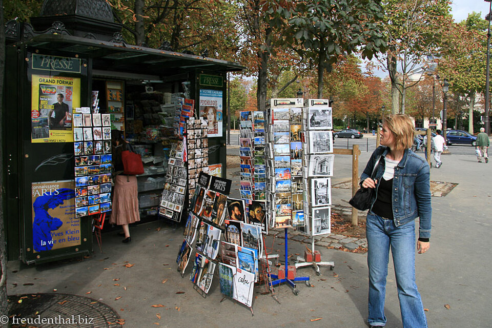 reiner Pressekiosk auf den Champs-Élysées Paris