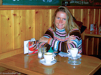 Anne beim Kaffeetrinken