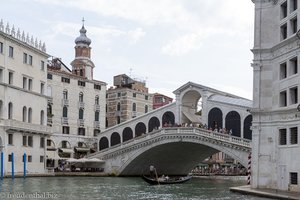 Der Vaparetto fährt unter der Rialtobrücke hindurch.