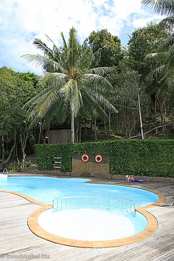 Blick über den Pool des Moonligt Bay Resorts
