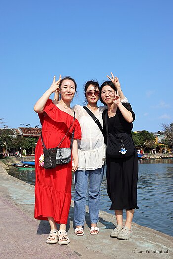 Drei Vietnamesinnen am Thu-Bồn-Fluss in Hội An