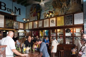 In der La Bodeguita del Medio warten die Leute auf ihren Mochito.