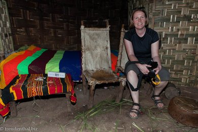 Anne in einer Hütte der Dorze in Äthiopien
