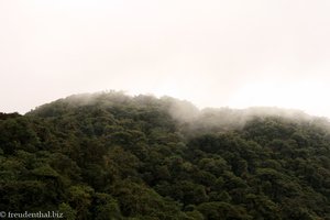 Wolken fallen in das Tal