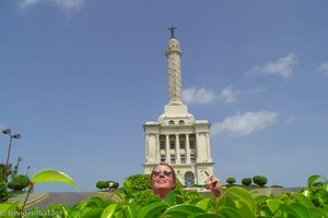 Santiago-Denkmal mit ins Bild hüpfender Annette