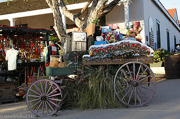 alter Speichenwagen als Verkaufsstand