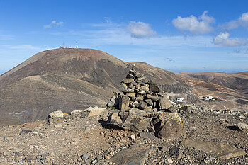 Steinpyramide auf dem Pico de la Aceituna
