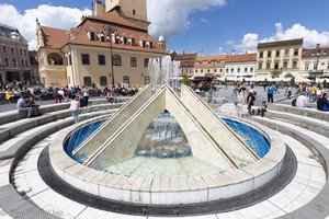 Springbrunnen an der Piata Sfatului von Kronstadt