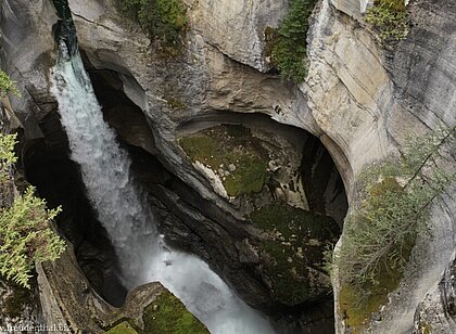 Wasserfälle und steile Felswände im Maligne Canyon