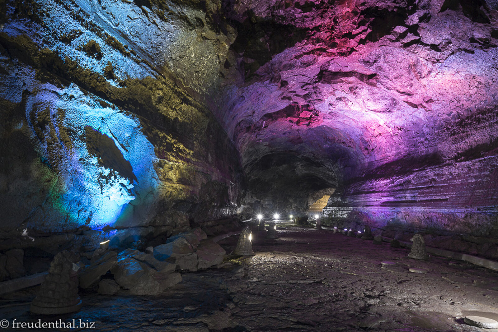 Buntes Farbenspiel in der Manjanggul Lavahöhle auf der Insel Jeju, Südkorea