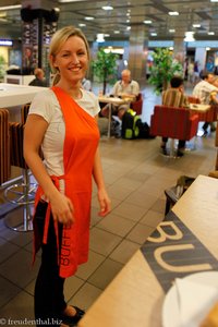 Bedienung im Flughafenrestaurant von Riga