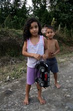 Kinder auf dem Weg zur Catarata Río Fortuna