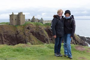 Rita und Anne vor dem Dunnotar Castle