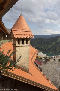 Ein Blick über die Dächer der Burg Bled.