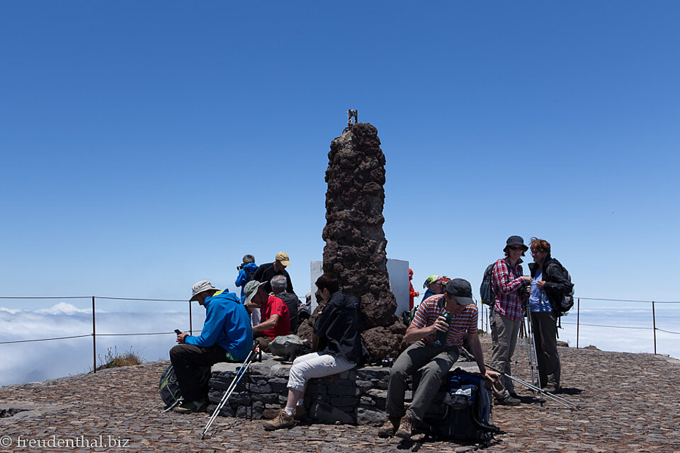 Wanderer auf dem Gipfel des Pico Ruivo auf Madeira