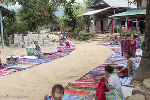 Verkaufsstraße bei den Lao Loum am Mekong