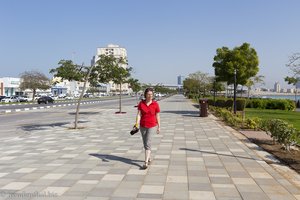 Anne schlendert entlang der Corniche von Ras al Khaimah
