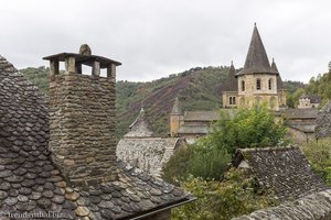 Blick auf den Turm der Abteikirche Sainte-Foy von Conques