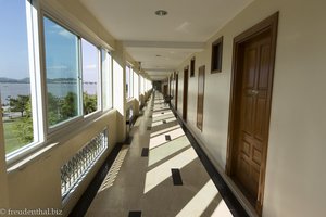 Laubengang mit schöner Aussicht im Strand Hotel von Mawlamyaing