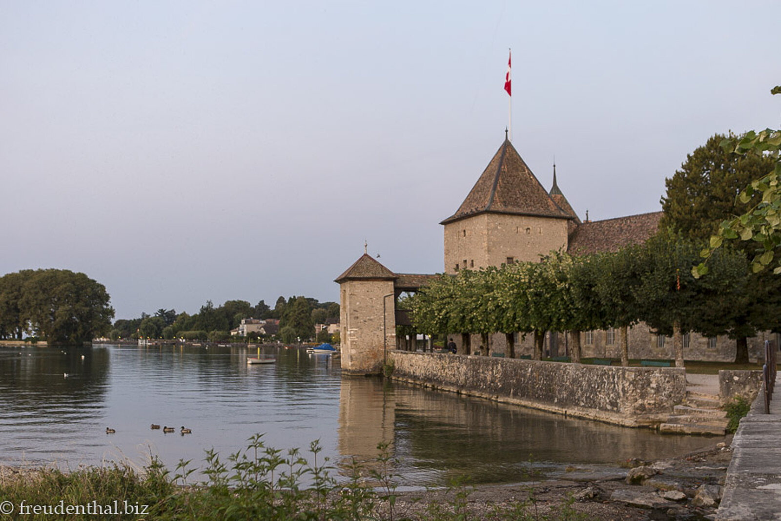 Festungsmauern des Château de Rolle am Genfersee in der Schweiz