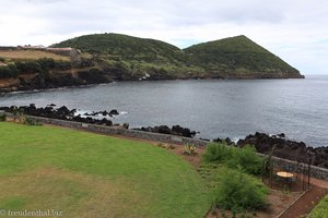 Blick vom Balkon über den Garten des Terceira Mar zum Naturschutzgebiet Monte do Brasil