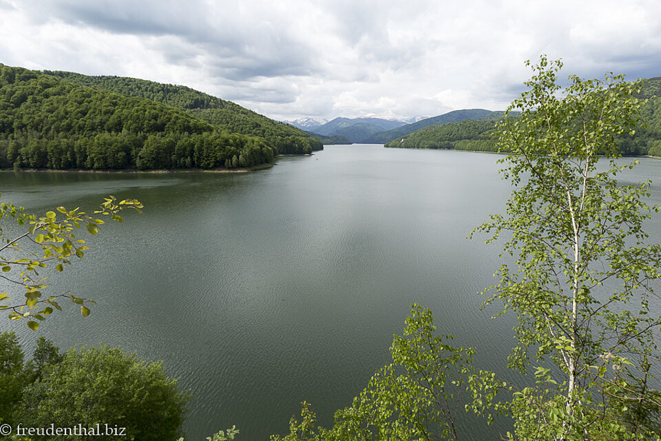 Blick über den Vidraru See in Rumänien