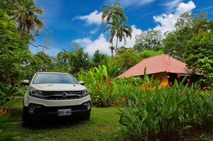 Parken vor dem Bungalow der Boca Tapada Lodge