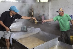 Karamellisierte Haut bildet sich an der Oberfläche der Panela-Suppe.