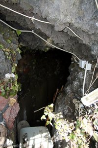 Blick in eine natürliche Grotte am Ätna