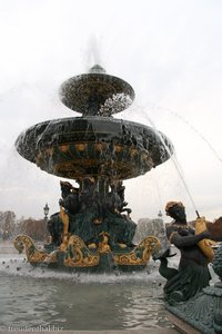 Wunderschöne Brunnen auf dem Place de la Concorde