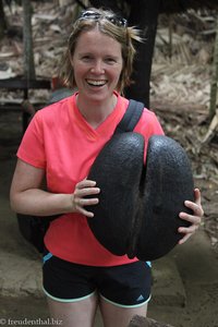 Annette mit einer Coco de Mer-Frucht