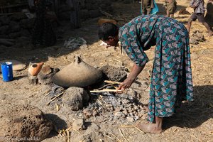 Injera wird auf einem heißen Stein gebacken