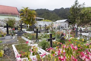 Üppige Blumen beim Cimetiere Paysager - Friedhof bei Hell-Bourg
