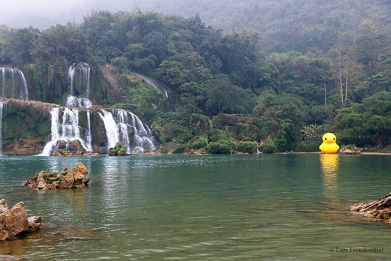Die gelbe Ente rechts im Bild befindet sich auf der chinesischen Seite der Wasserfälle.