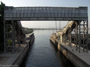 Fahrt in die Schleuse von Esna