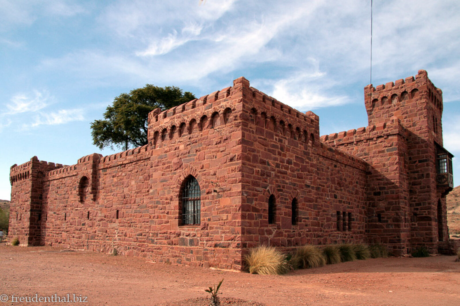 Rötliche Festungsmauern von Duwisib Castle in Namibia