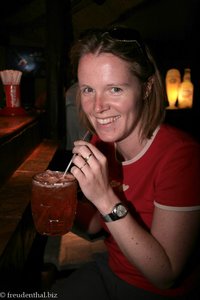 Annette genießt ihren Rock Shandy in der Gowati Lodge